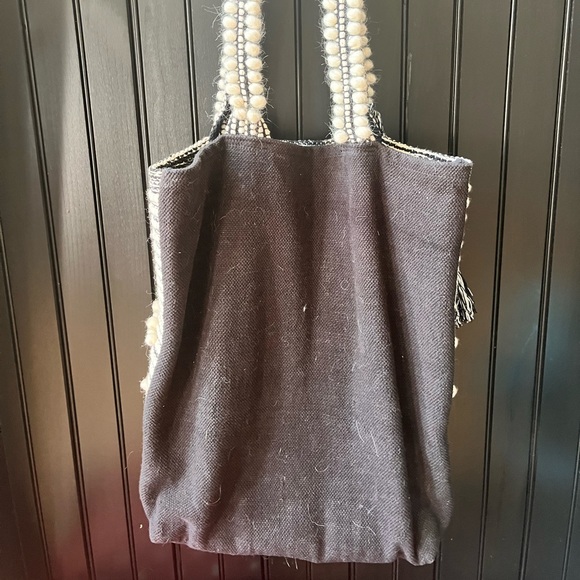 Black and white woven bag with tassel - Picture 2 of 3